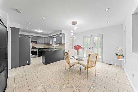 Photo 15 at 2 Hollyburn Court, West Woodbridge, Vaughan
