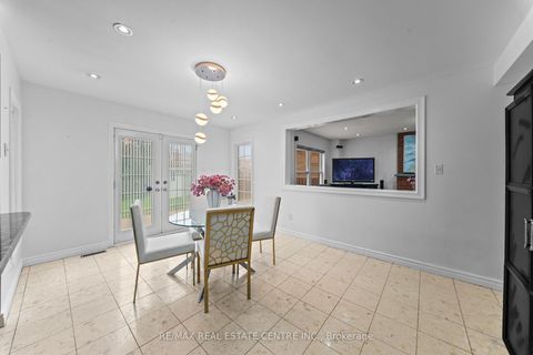 Photo 16 at 2 Hollyburn Court, West Woodbridge, Vaughan