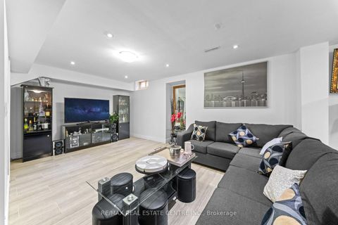Photo 32 at 2 Hollyburn Court, West Woodbridge, Vaughan