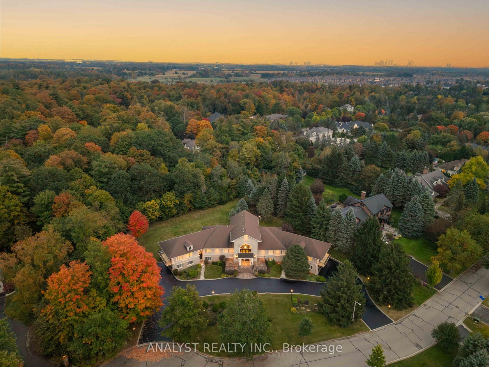 81 Orico Court, Kleinburg, Vaughan photo number 2