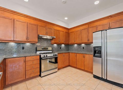 Photo 8 at 58 Calera Crescent, Sonoma Heights, Vaughan