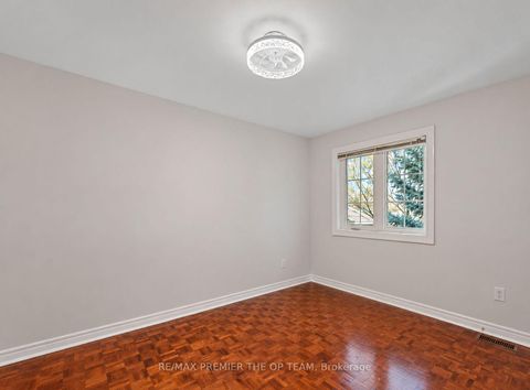 Photo 9 at 58 Calera Crescent, Sonoma Heights, Vaughan