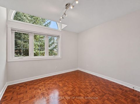 Photo 11 at 58 Calera Crescent, Sonoma Heights, Vaughan