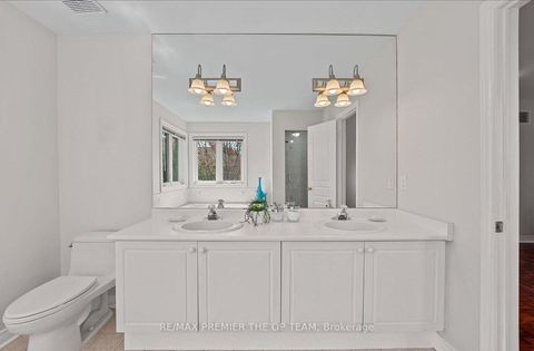 Photo 13 at 58 Calera Crescent, Sonoma Heights, Vaughan