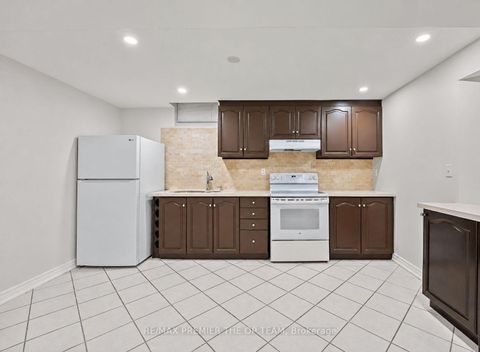 Photo 15 at 58 Calera Crescent, Sonoma Heights, Vaughan