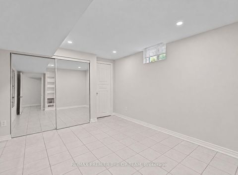 Photo 17 at 58 Calera Crescent, Sonoma Heights, Vaughan