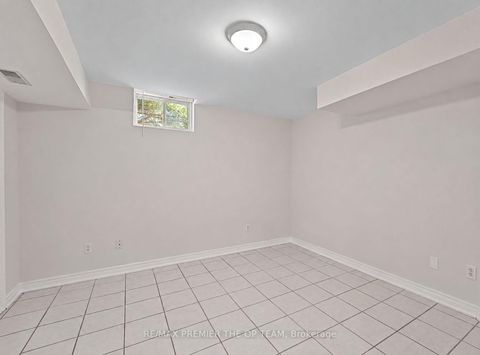 Photo 19 at 58 Calera Crescent, Sonoma Heights, Vaughan