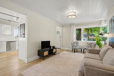 Photo 2 at 28 Inverleigh Drive, Queensway, Toronto