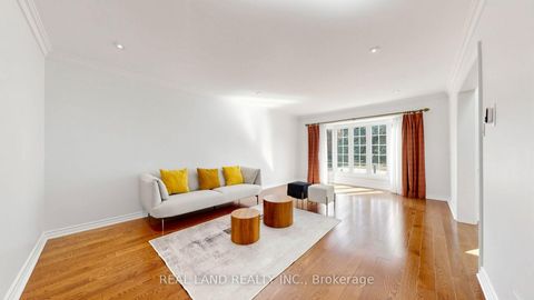 Photo 3 at 22 Ardwold Gate, Bayview Hill, Richmond Hill