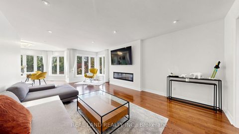 Photo 6 at 22 Ardwold Gate, Bayview Hill, Richmond Hill