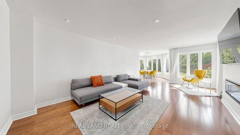 Photo 7 at 22 Ardwold Gate, Bayview Hill, Richmond Hill