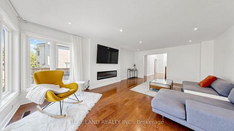 Photo 8 at 22 Ardwold Gate, Bayview Hill, Richmond Hill