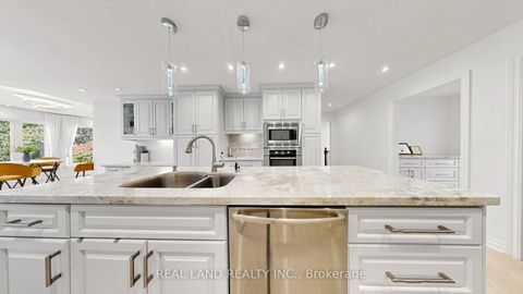 Photo 12 at 22 Ardwold Gate, Bayview Hill, Richmond Hill
