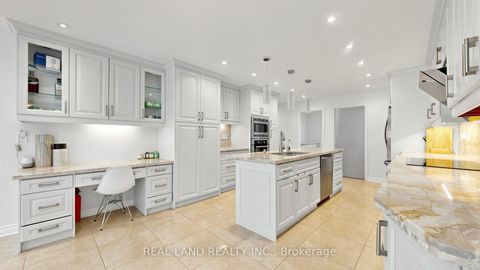 Photo 14 at 22 Ardwold Gate, Bayview Hill, Richmond Hill