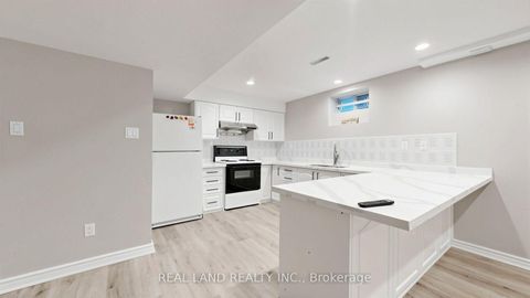 Photo 33 at 22 Ardwold Gate, Bayview Hill, Richmond Hill