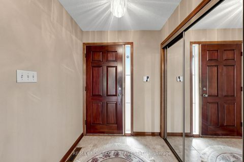 Photo 3 at 162 Venetian Crescent, East Woodbridge, Vaughan