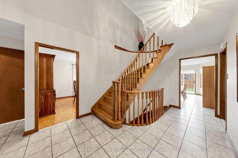 Photo 4 at 162 Venetian Crescent, East Woodbridge, Vaughan