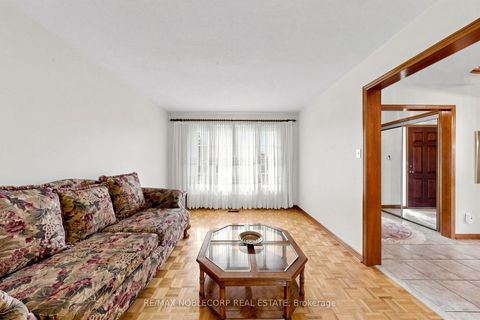 Photo 7 at 162 Venetian Crescent, East Woodbridge, Vaughan