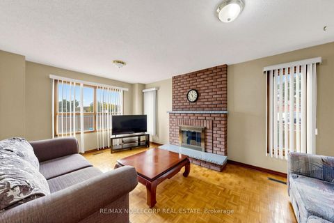 Photo 10 at 162 Venetian Crescent, East Woodbridge, Vaughan