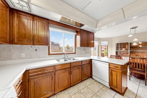 Photo 12 at 162 Venetian Crescent, East Woodbridge, Vaughan