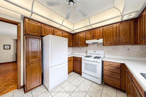 Photo 13 at 162 Venetian Crescent, East Woodbridge, Vaughan