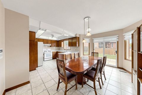 Photo 14 at 162 Venetian Crescent, East Woodbridge, Vaughan