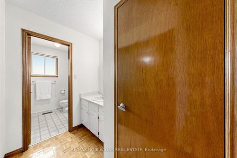 Photo 22 at 162 Venetian Crescent, East Woodbridge, Vaughan