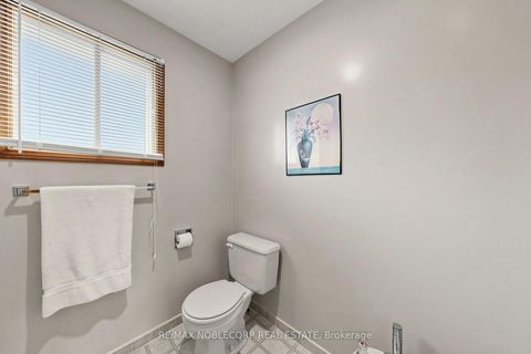 Photo 23 at 162 Venetian Crescent, East Woodbridge, Vaughan