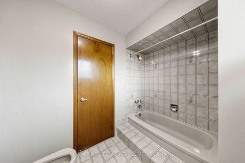 Photo 24 at 162 Venetian Crescent, East Woodbridge, Vaughan
