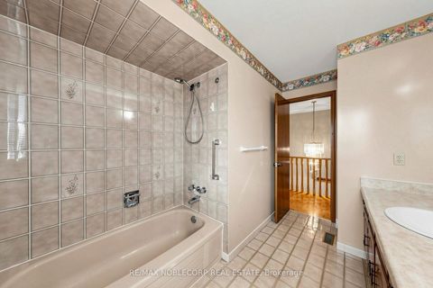 Photo 32 at 162 Venetian Crescent, East Woodbridge, Vaughan