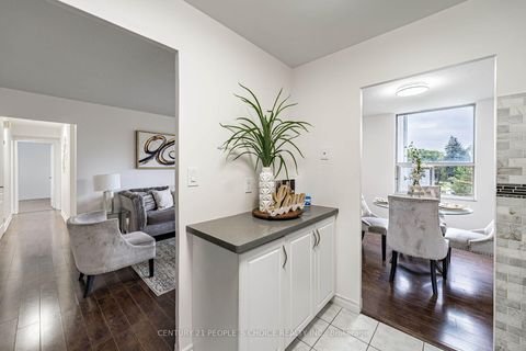 Photo 16 at 809 - 10 Edgecliffe Golfway, Flemingdon Park, Toronto