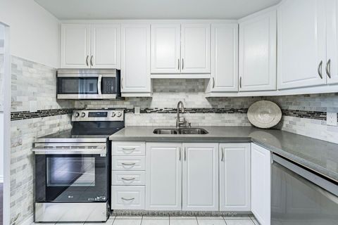 Photo 17 at 809 - 10 Edgecliffe Golfway, Flemingdon Park, Toronto