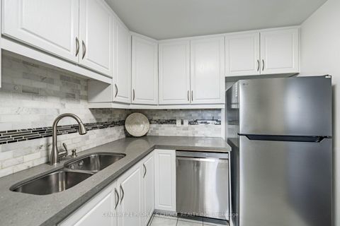 Photo 18 at 809 - 10 Edgecliffe Golfway, Flemingdon Park, Toronto