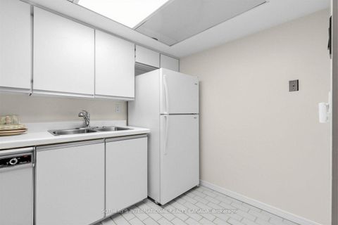 Photo 6 at PH6 - 360 Bloor Street E, Moore Park, Toronto