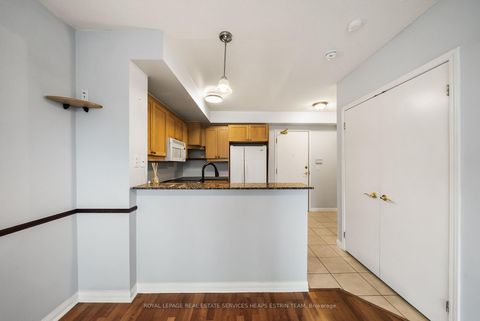 Photo 3 at 103 - 1801 Bayview Avenue, Leaside, Toronto