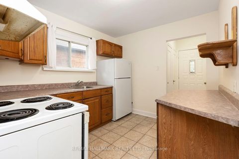 Photo 4 at 31 Thora Avenue, Oakridge, Toronto