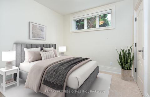 Photo 34 at 18 Hillcroft Drive, City Centre West, Toronto