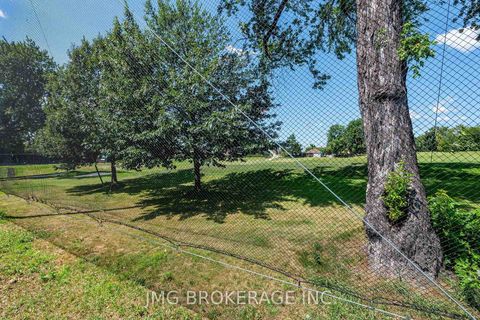 Photo 3 at 53 Foxrun Avenue, CFB, Toronto
