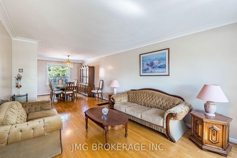 Photo 4 at 53 Foxrun Avenue, CFB, Toronto