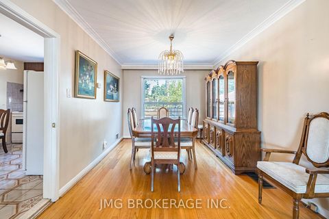 Photo 6 at 53 Foxrun Avenue, CFB, Toronto