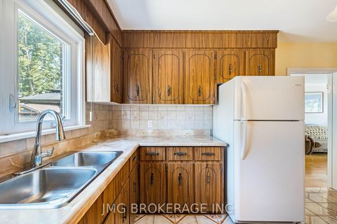 Photo 7 at 53 Foxrun Avenue, CFB, Toronto