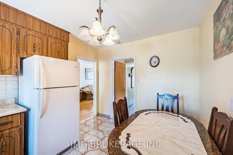 Photo 15 at 53 Foxrun Avenue, CFB, Toronto