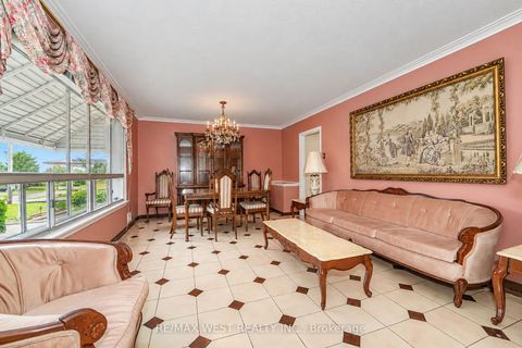Photo 3 at 428 Maple Leaf Drive, Maple Leaf, Toronto