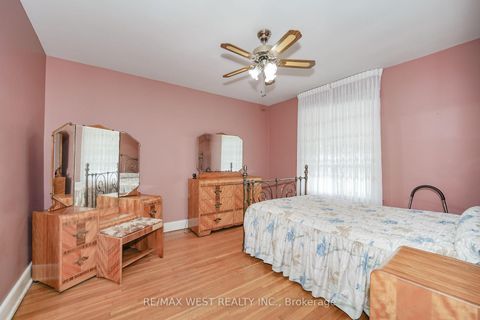 Photo 4 at 428 Maple Leaf Drive, Maple Leaf, Toronto