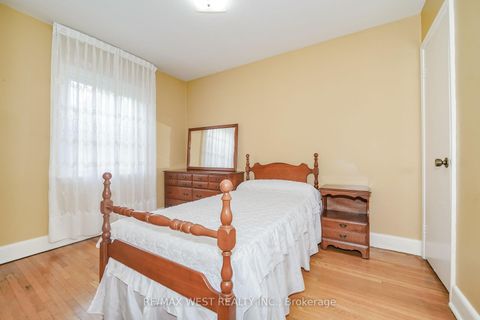 Photo 5 at 428 Maple Leaf Drive, Maple Leaf, Toronto