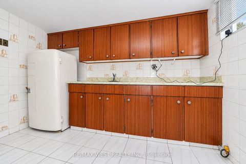 Photo 7 at 428 Maple Leaf Drive, Maple Leaf, Toronto