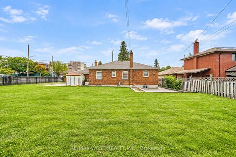 Photo 8 at 428 Maple Leaf Drive, Maple Leaf, Toronto
