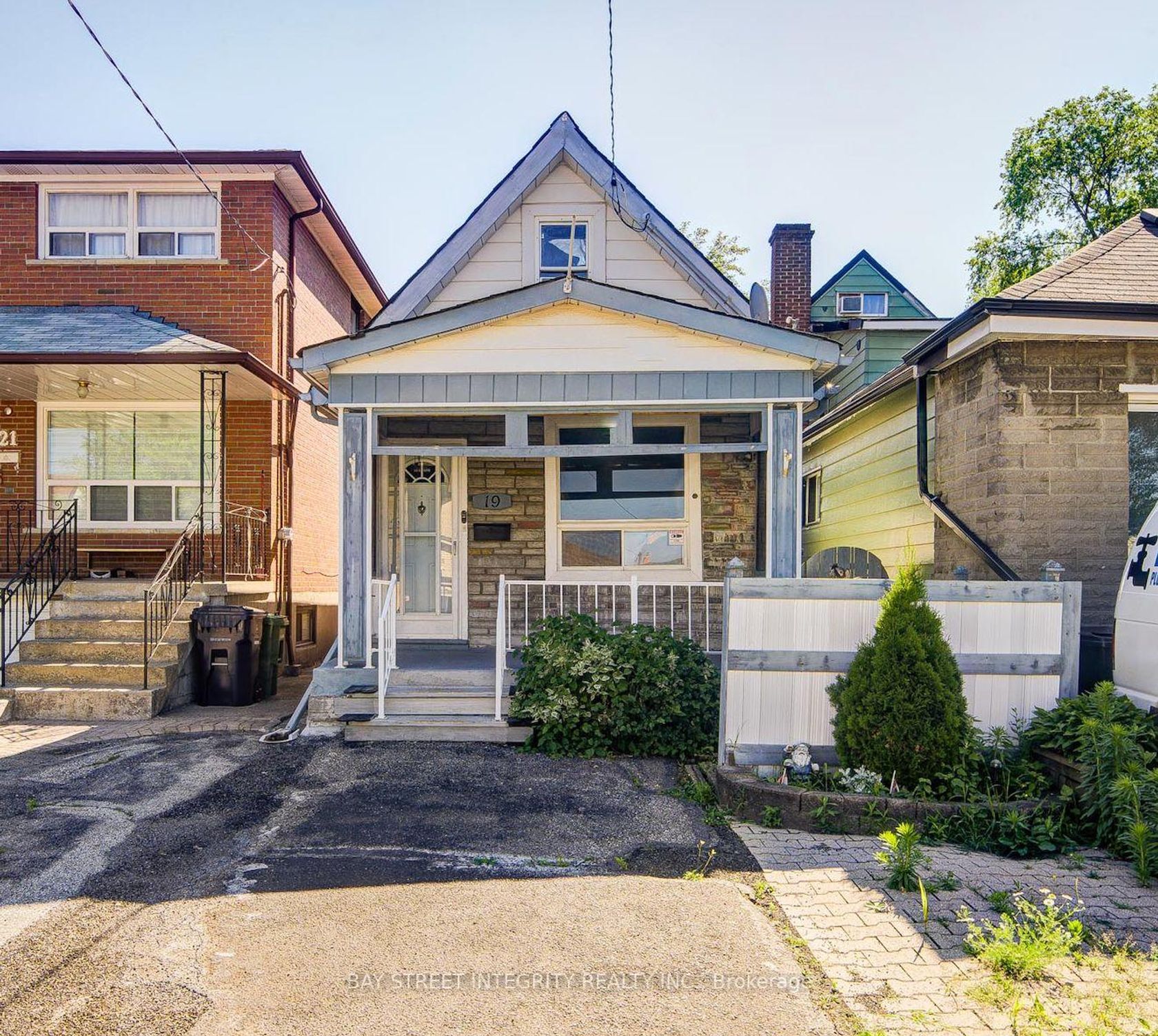 19 Robinson Avenue, Oakridge, Toronto 