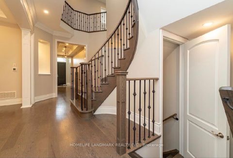 Photo 7 at 15 Little Celeste Court, Patterson, Vaughan