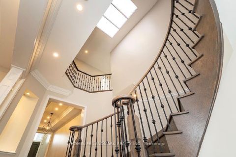 Photo 9 at 15 Little Celeste Court, Patterson, Vaughan